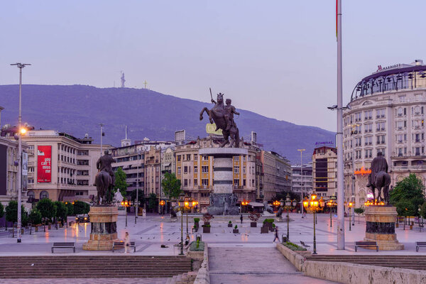 Скопье, Северная Македония - 05 октября 2023 года: Вид на площадь Македонии с различными памятниками в Скопье, Северная Македония