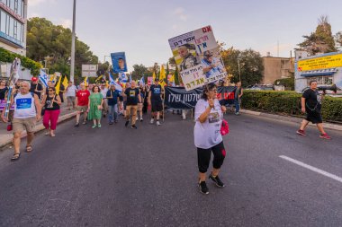 Hayfa, İsrail - 12 Temmuz 2025: İnsanlar IDF 'yi Hava Kuvvetleri Navigatörü Asaf Dagan' ın şehit asker olarak tanınmamasını protesto ediyor ama sivil Jabo Erlich 'i bir asker olarak tanıyorlar. Hayfa, İsrail