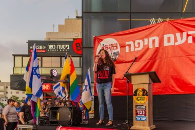 Hayfa, İsrail - 12 Temmuz 2025: Şarkıcı Michal Golan, savaşın sona ermesi, rehine anlaşmasının tamamlanması ve yeni seçimler için düzenlenen protesto mitinginde kalabalığa şarkı söyledi. Hayfa, İsrail