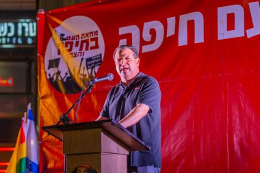 Hayfa, İsrail - 12 Temmuz 2025: MK Ayman Odeh, savaşın sona ermesi, rehine anlaşmasının tamamlanması ve yeni seçimler çağrısında bulunan bir protesto mitinginde kalabalığa seslendi. Hayfa, İsrail