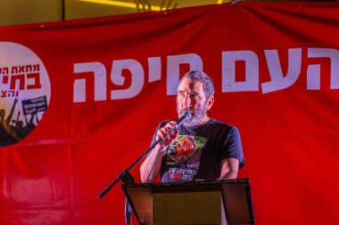 Hayfa, İsrail - 12 Temmuz 2025: 85 yaşındaki babası Hamas tarafından kaçırılan ve öldürülen Boaz Zalmanovich, bir protesto mitinginde kalabalığa konuştu. Hayfa, İsrail