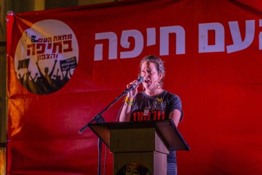 Hayfa, İsrail - 12 Temmuz 2025: Michal Rubin rehinelere isim takıyor, savaşı bitirme, rehine anlaşmasının tamamlanması ve yeni seçimler için protesto mitingleri düzenliyor. Hayfa, İsrail