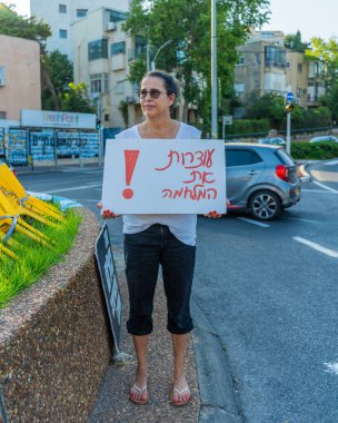 Hayfa, İsrail - 17 Temmuz 2025: Savaşın 650 'nci gününde İsrail' in Hayfa kentindeki savaş protestolarını pankartlar ve bayraklarla durdurma ve esaret altındaki rehineler, anlaşmanın tamamlanması çağrısında bulundu.