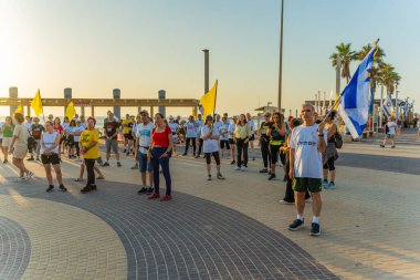 Hayfa, İsrail - 17 Temmuz 2025: Sosyal etkinlik, tüm rehinelerin serbest bırakılması çağrısı, savaşın 650. günü ve esir alınan rehineler, Hayfa, İsrail plajı