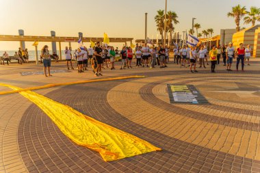 Hayfa, İsrail - 17 Temmuz 2025: Sosyal etkinlik, tüm rehinelerin serbest bırakılması çağrısı, savaşın 650. günü ve esir alınan rehineler, Hayfa, İsrail plajı