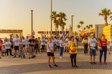 Hayfa, İsrail - 17 Temmuz 2025: Sosyal etkinlik, tüm rehinelerin serbest bırakılması çağrısı, savaşın 650. günü ve esir alınan rehineler, Hayfa, İsrail plajı