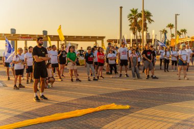 Hayfa, İsrail - 17 Temmuz 2025: Sosyal etkinlik, tüm rehinelerin serbest bırakılması çağrısı, savaşın 650. günü ve esir alınan rehineler, Hayfa, İsrail plajı