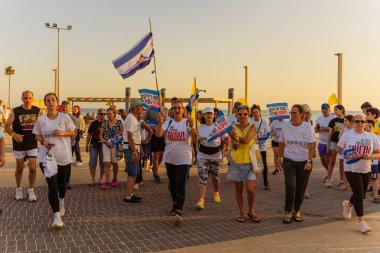 Hayfa, İsrail - 17 Temmuz 2025: Sosyal etkinlik, tüm rehinelerin serbest bırakılması çağrısı, savaşın 650. günü ve esir alınan rehineler, Hayfa, İsrail plajı