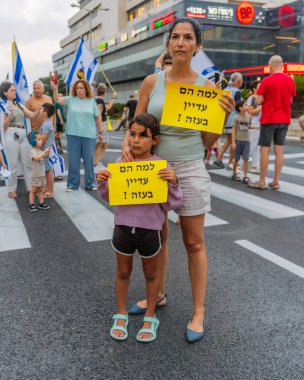 Hayfa, İsrail - 19 Temmuz 2025: Tabelalı kalabalık: Neden hala Gazze 'de rehineler ve diğer işaretler ve bayraklar var, Hayfa, İsrail' de düzenlenen bir protesto mitinginde yer alıyorlar?