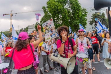 Hayfa, İsrail - 19 Temmuz 2025: Davul çemberi, Hayfa, İsrail 'deki bir protesto mitinginin bir parçası olan pembe ön grup