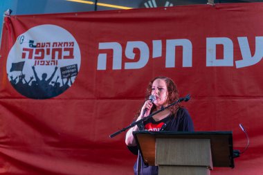 Hayfa, İsrail - 19 Temmuz 2025: Şarkıcı Mor Rosenfeld, savaşı bitirme, rehine anlaşmasının tamamlanması ve yeni seçimler çağrısında bulunan bir protesto mitinginde kalabalığa şarkı söyledi. Hayfa, İsrail