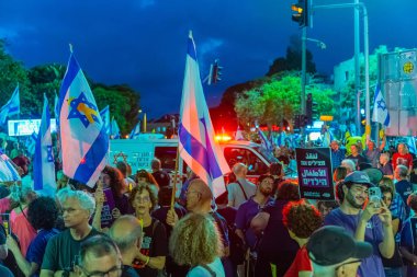 Hayfa, İsrail - 19 Temmuz 2025: Hayfa, İsrail 'de düzenlenen gösteride protestocular ambulansa giden yolu açtı