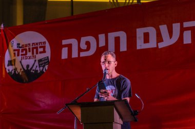 Hayfa, İsrail - 19 Temmuz 2025: Rehinelere isim takmak, savaşı sona erdirme, rehine anlaşmasının tamamlanması ve yeni seçimler için protesto mitingleri düzenlemek. Hayfa, İsrail