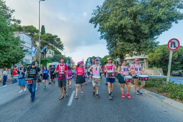 Hayfa, İsrail - 19 Temmuz 2025: İnsanlar savaşın sona ermesi, rehine anlaşmasının tamamlanması ve yeni seçimler çağrısında bulunan bir protesto yürüyüşüne (Pembe Cephe Grubu) katılıyor. Hayfa, İsrail