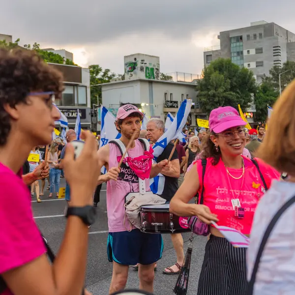 Hayfa, İsrail - 19 Temmuz 2025: Davul çemberi, Hayfa, İsrail 'deki bir protesto mitinginin bir parçası olan pembe ön grup