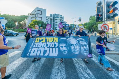 Hayfa, İsrail - 26 Temmuz 2025: İnsanlar savaşın sona ermesi, rehine anlaşmasının tamamlanması ve yeni seçimler çağrısında bulunan bir protesto yürüyüşüne katılıyor. Hayfa, İsrail