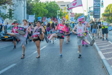Hayfa, İsrail - 26 Temmuz 2025: Bibi Netanyahu 'yu (o gidene kadar) bir protesto yürüyüşü kapsamında sepetleyen sembolik, savaşın sona ermesi, rehine anlaşması ve yeni seçimler çağrısında bulundu. Hayfa, İsrail
