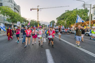 Hayfa, İsrail - 26 Temmuz 2025: İnsanlar savaşın sona ermesi, rehine anlaşmasının tamamlanması ve yeni seçimler çağrısında bulunan bir protesto yürüyüşüne (Pembe Cephe Grubu) katılıyor. Hayfa, İsrail