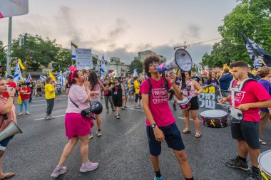 Hayfa, İsrail - 26 Temmuz 2025: Davul çemberi, Hayfa, İsrail 'deki bir protesto mitinginin bir parçası olan pembe ön grup