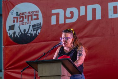 Hayfa, İsrail - 26 Temmuz 2025: Protesto lideri Gali Eshet Bazak kalabalığa hitaben yaptığı konuşmada, savaşı sona erdirme, rehine anlaşmasının tamamlanması ve yeni seçimler çağrısında bulundu. Hayfa, İsrail