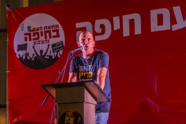 Hayfa, İsrail - 26 Temmuz 2025: Itzik Levy, savaşı sona erdirme, rehine anlaşmasının tamamlanması ve yeni seçimler çağrısında bulunan bir protesto mitinginde kalabalığa seslendi. Hayfa, İsrail
