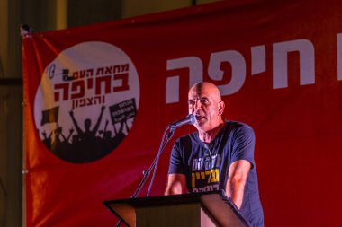 Hayfa, İsrail - 26 Temmuz 2025: Itzik Levy, savaşı sona erdirme, rehine anlaşmasının tamamlanması ve yeni seçimler çağrısında bulunan bir protesto mitinginde kalabalığa seslendi. Hayfa, İsrail