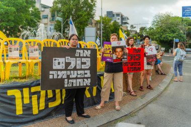 Hayfa, İsrail - 31 Temmuz 2025: Tabela ve bayraklı insanların günlük protesto gösterileri, rehineleri desteklemek ve anlaşmanın Hayfa, İsrail 'de tamamlanması yönünde çağrıda bulunmaları