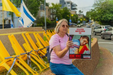 Hayfa, İsrail - 31 Temmuz 2025: Tabela ve bayraklı insanların günlük protesto gösterileri, rehineleri desteklemek ve anlaşmanın Hayfa, İsrail 'de tamamlanması yönünde çağrıda bulunmaları