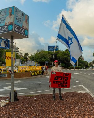 Hayfa, İsrail - 31 Temmuz 2025: Tabela ve bayraklı insanların günlük protesto gösterileri, rehineleri desteklemek ve anlaşmanın Hayfa, İsrail 'de tamamlanması yönünde çağrıda bulunmaları