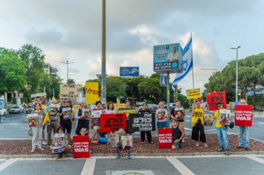 Hayfa, İsrail - 31 Temmuz 2025: Tabela ve bayraklı insanların günlük protesto gösterileri, rehineleri desteklemek ve anlaşmanın Hayfa, İsrail 'de tamamlanması yönünde çağrıda bulunmaları