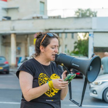 Hayfa, İsrail - 31 Temmuz 2025: Tabela ve bayraklı insanların günlük protesto gösterileri, rehineleri desteklemek ve anlaşmanın Hayfa, İsrail 'de tamamlanması yönünde çağrıda bulunmaları