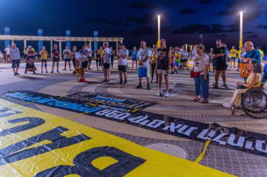 Hayfa, İsrail - 31 Temmuz 2025: Sosyal etkinlik, tüm rehinelerin serbest bırakılması çağrısı, savaşın 650. günü ve esir alınan rehineler, Hayfa, İsrail plajı