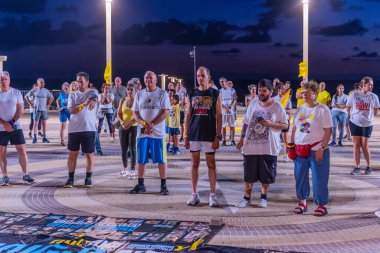 Hayfa, İsrail - 31 Temmuz 2025: Sosyal etkinlik, tüm rehinelerin serbest bırakılması çağrısı, savaşın 650. günü ve esir alınan rehineler, Hayfa, İsrail plajı