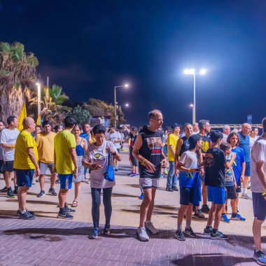 Hayfa, İsrail - 31 Temmuz 2025: Sosyal etkinlik, tüm rehinelerin serbest bırakılması çağrısı, savaşın 650. günü ve esir alınan rehineler, Hayfa, İsrail plajı