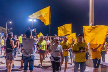 Hayfa, İsrail - 31 Temmuz 2025: Sosyal etkinlik, tüm rehinelerin serbest bırakılması çağrısı, savaşın 650. günü ve esir alınan rehineler, Hayfa, İsrail plajı