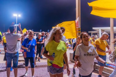 Hayfa, İsrail - 31 Temmuz 2025: Sosyal etkinlik, tüm rehinelerin serbest bırakılması çağrısı, savaşın 650. günü ve esir alınan rehineler, Hayfa, İsrail plajı