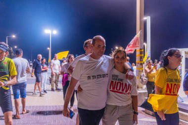 Hayfa, İsrail - 31 Temmuz 2025: Sosyal etkinlik, tüm rehinelerin serbest bırakılması çağrısı, savaşın 650. günü ve esir alınan rehineler, Hayfa, İsrail plajı