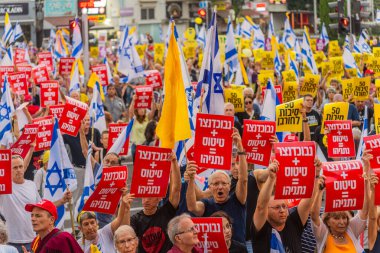 Hayfa, İsrail - 2 Ağustos 2025: 85 yaşındaki babası Hamas tarafından kaçırılıp öldürülen Boaz Zalmanovich, bir protesto mitinginde kalabalığa konuştu. Hayfa, İsrail