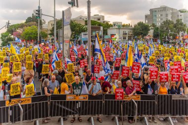 Hayfa, İsrail - 2 Ağustos 2025: 85 yaşındaki babası Hamas tarafından kaçırılıp öldürülen Boaz Zalmanovich, bir protesto mitinginde kalabalığa konuştu. Hayfa, İsrail