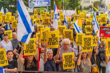 Hayfa, İsrail - 2 Ağustos 2025: 85 yaşındaki babası Hamas tarafından kaçırılıp öldürülen Boaz Zalmanovich, bir protesto mitinginde kalabalığa konuştu. Hayfa, İsrail