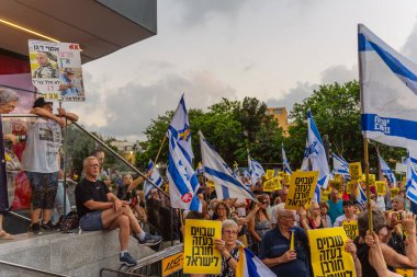 Hayfa, İsrail - 2 Ağustos 2025: 85 yaşındaki babası Hamas tarafından kaçırılıp öldürülen Boaz Zalmanovich, bir protesto mitinginde kalabalığa konuştu. Hayfa, İsrail