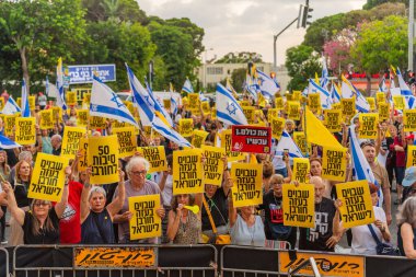 Hayfa, İsrail - 2 Ağustos 2025: 85 yaşındaki babası Hamas tarafından kaçırılıp öldürülen Boaz Zalmanovich, bir protesto mitinginde kalabalığa konuştu. Hayfa, İsrail
