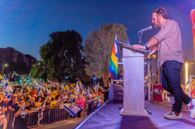 Hayfa, İsrail - 2 Ağustos 2025: Ido Dembin, savaşın sona ermesi, rehine anlaşmasının tamamlanması ve yeni seçimler için düzenlenen protesto mitinginin bir parçası olarak kalabalığa seslendi. Hayfa, İsrail