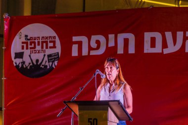 Hayfa, İsrail - 2 Ağustos 2025: Vered Shavit Fima, savaşın sona ermesi, rehine anlaşmasının tamamlanması ve yeni seçimler için düzenlenen protesto mitinginin bir parçası olarak kalabalığa seslendi. Hayfa, İsrail