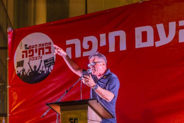 Hayfa, İsrail - 2 Ağustos 2025: Prof. Yasha Grobman kalabalığa hitaben yaptığı konuşmada, savaşı bitirme, rehine anlaşmasının tamamlanması ve yeni seçimler çağrısında bulundu. Hayfa, İsrail