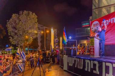 Hayfa, İsrail - 2 Ağustos 2025: Prof. Yasha Grobman kalabalığa hitaben yaptığı konuşmada, savaşı bitirme, rehine anlaşmasının tamamlanması ve yeni seçimler çağrısında bulundu. Hayfa, İsrail