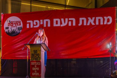 Hayfa, İsrail - 2 Ağustos 2025: Vered Shavit Fima, savaşın sona ermesi, rehine anlaşmasının tamamlanması ve yeni seçimler için düzenlenen protesto mitinginin bir parçası olarak kalabalığa seslendi. Hayfa, İsrail
