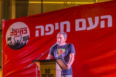 Hayfa, İsrail - 2 Ağustos 2025: Boaz Zalmanovich, Hamas tarafından kaçırılan ve öldürülen babası, bir protesto mitinginde kalabalığa konuştu. Hayfa, İsrail