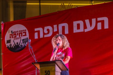 Hayfa, İsrail - 2 Ağustos 2025: Protesto lideri Rotem Perelman - Farhi rehinelere isim takıyor, savaşı sona erdirme, rehine anlaşmasının tamamlanması ve yeni seçimler çağrısında bulunuyor. Hayfa, İsrail