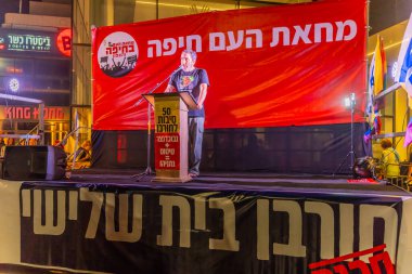 Hayfa, İsrail - 2 Ağustos 2025: Boaz Zalmanovich, Hamas tarafından kaçırılan ve öldürülen babası, bir protesto mitinginde kalabalığa konuştu. Hayfa, İsrail